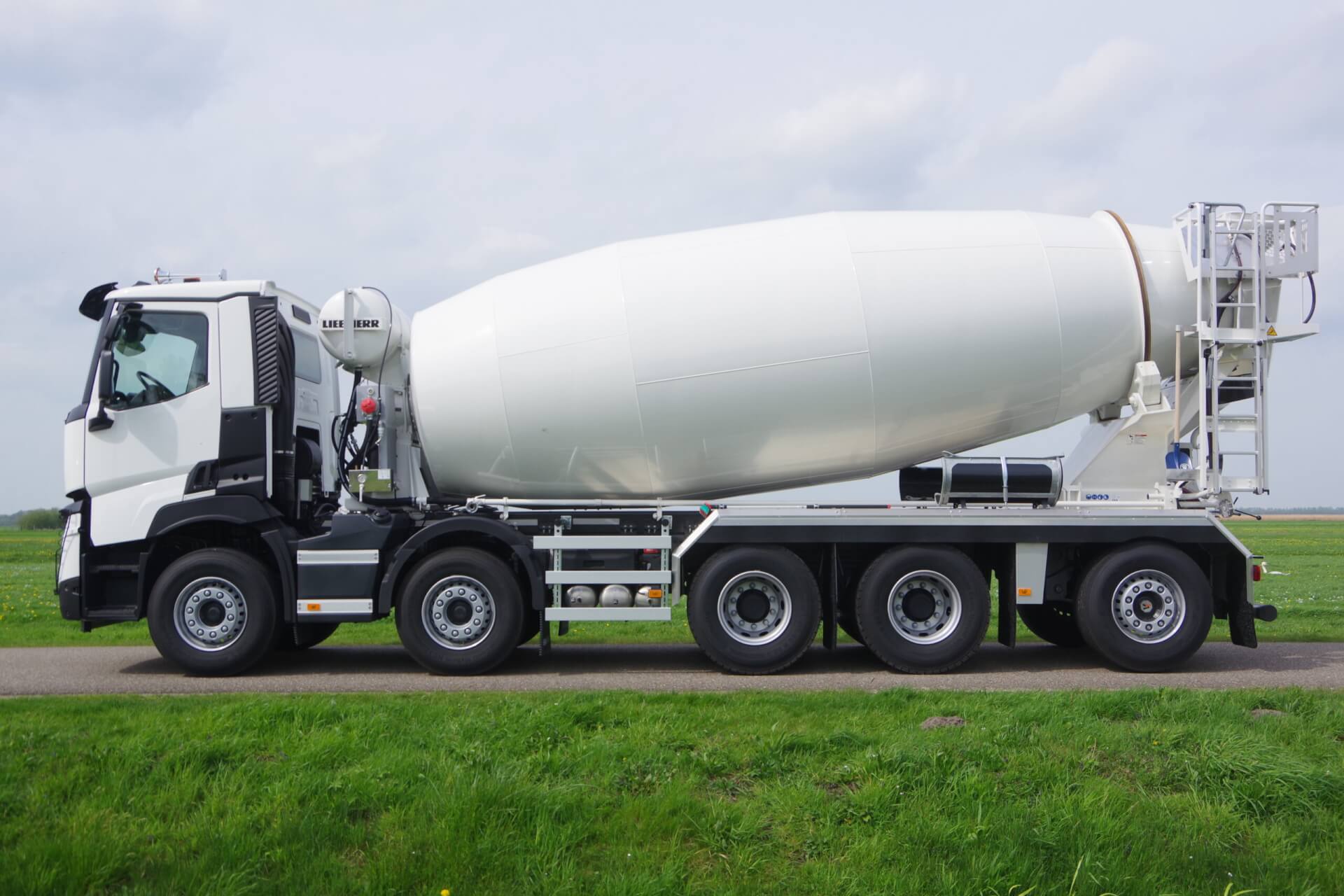 RENAULT C 530 10x4 LIEBHERR 15M3 mixer lz