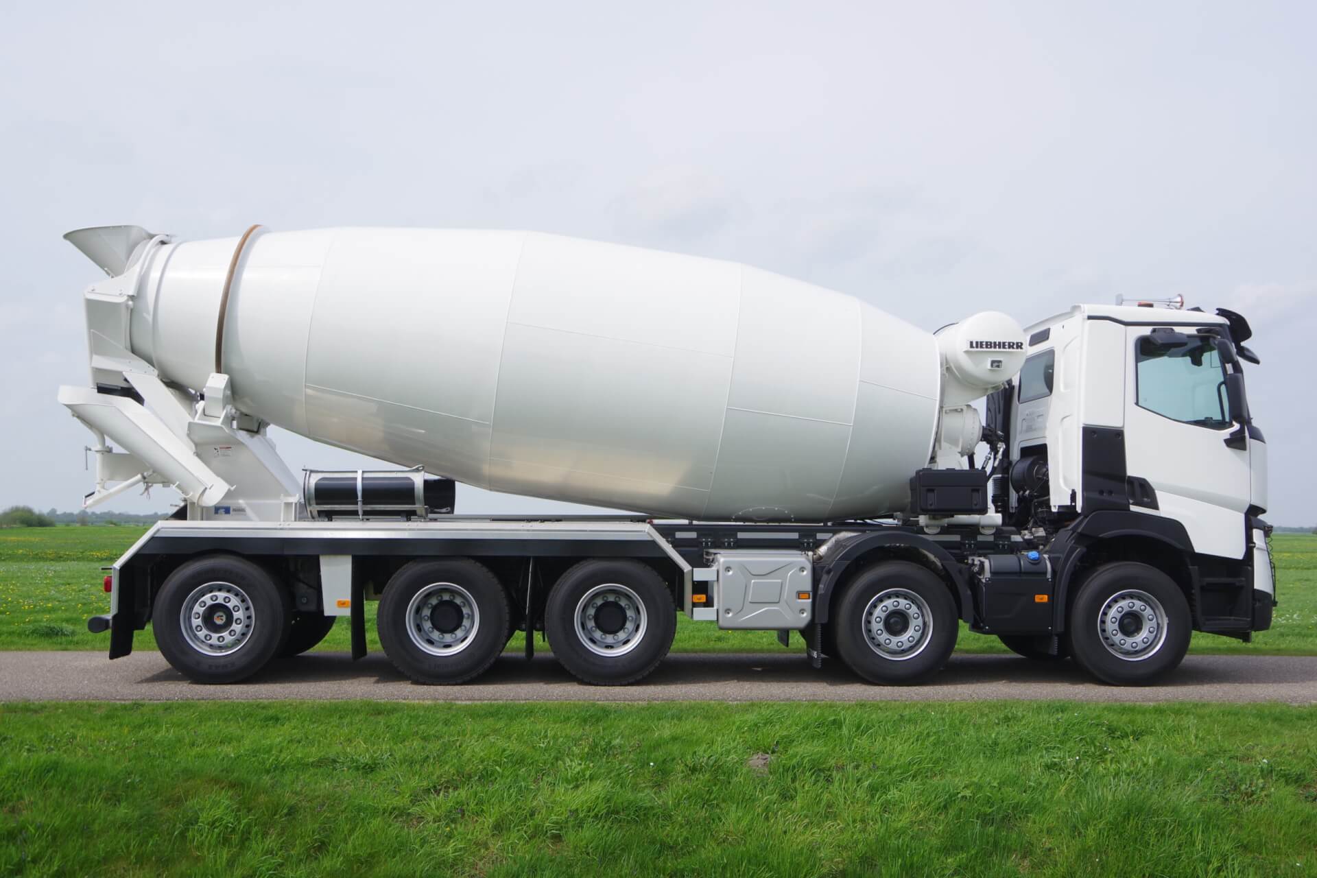 RENAULT C 530 10x4 LIEBHERR 15M3 mixer rz