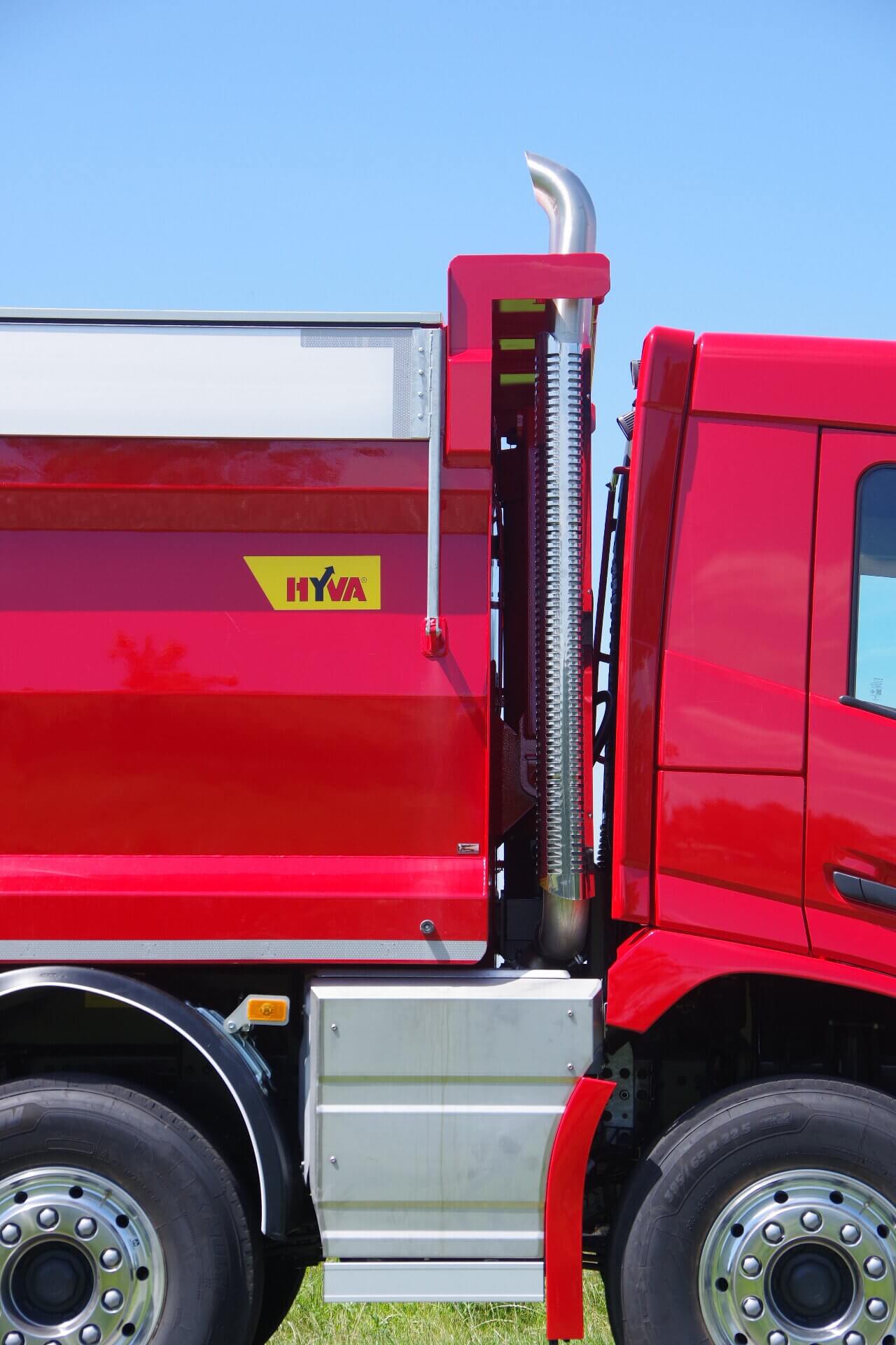 VOLVO 10x4 FMX vd Heijden staande uitlaat