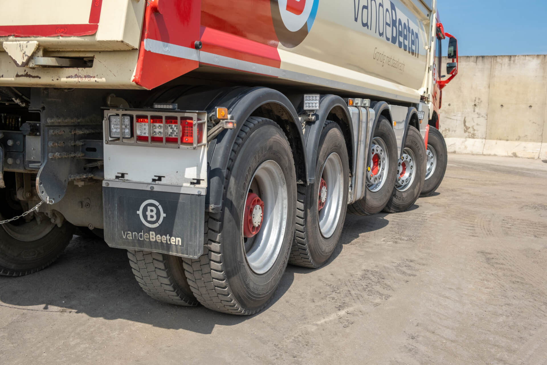 VOLVO 10x4 vd Beeten 3 assen sturend