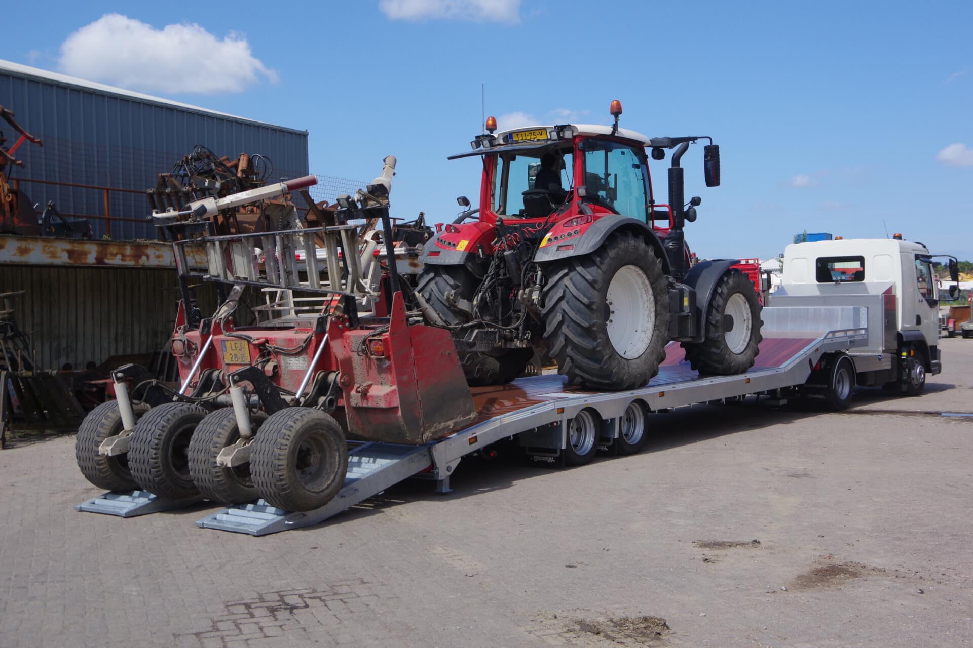XB-trekker met 10,5m semidieplader 716 laden 7