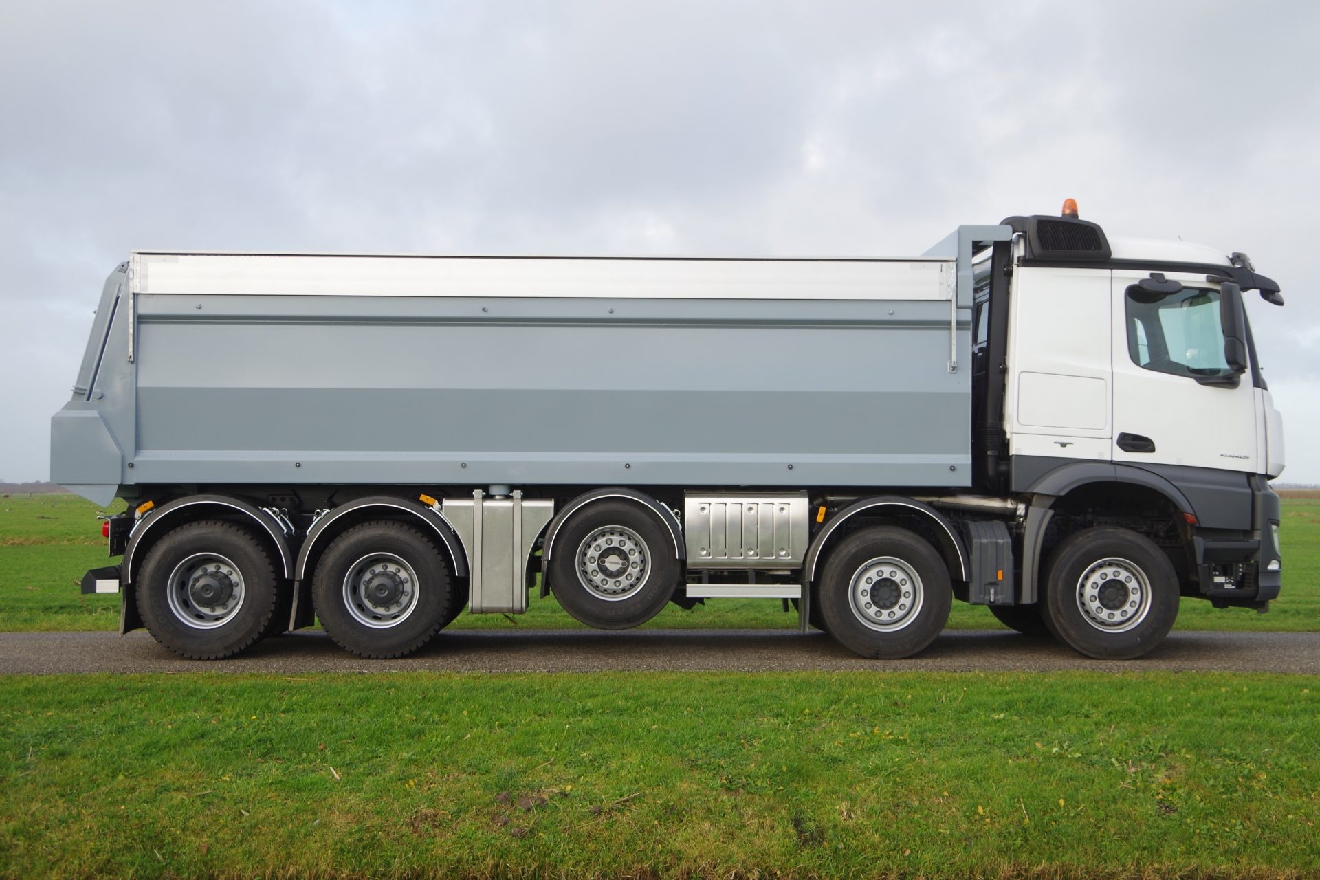 Arocs 4945 slaap met 6,9m Hyva rz