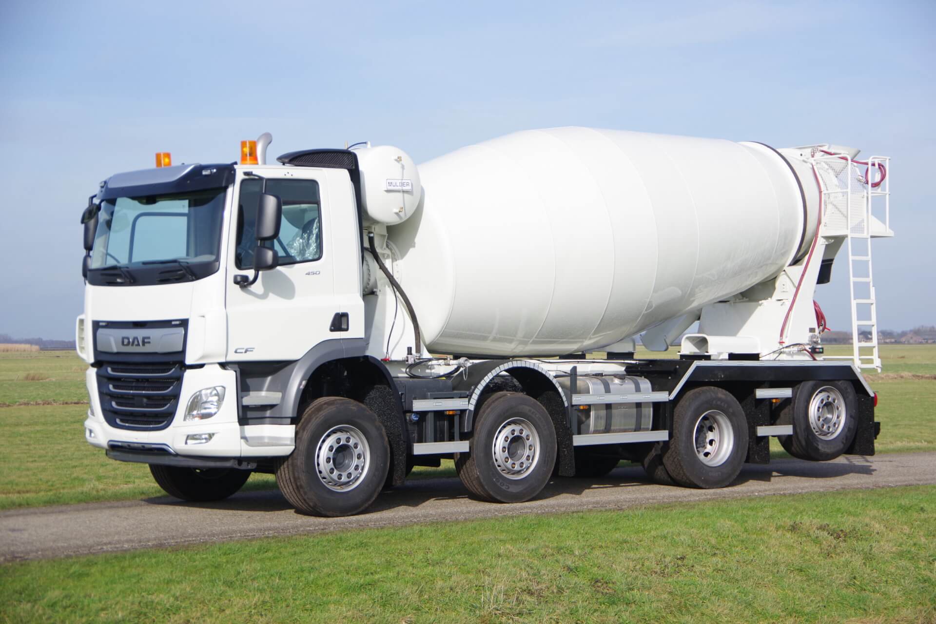 DAF 8x2 Wide Spread met 12M3 Mulder hef lv 1