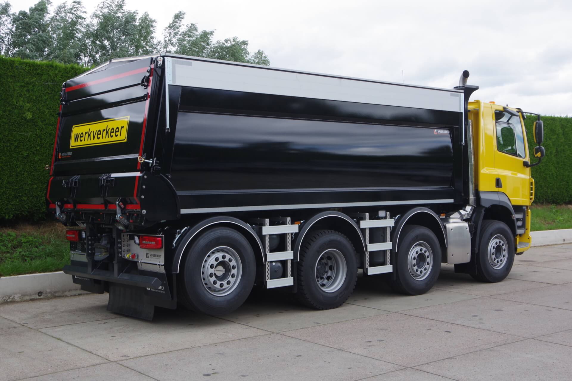 DAF 8x2 Wide Spread met Vossebelt kipper Millenaar & v. Schaik ra