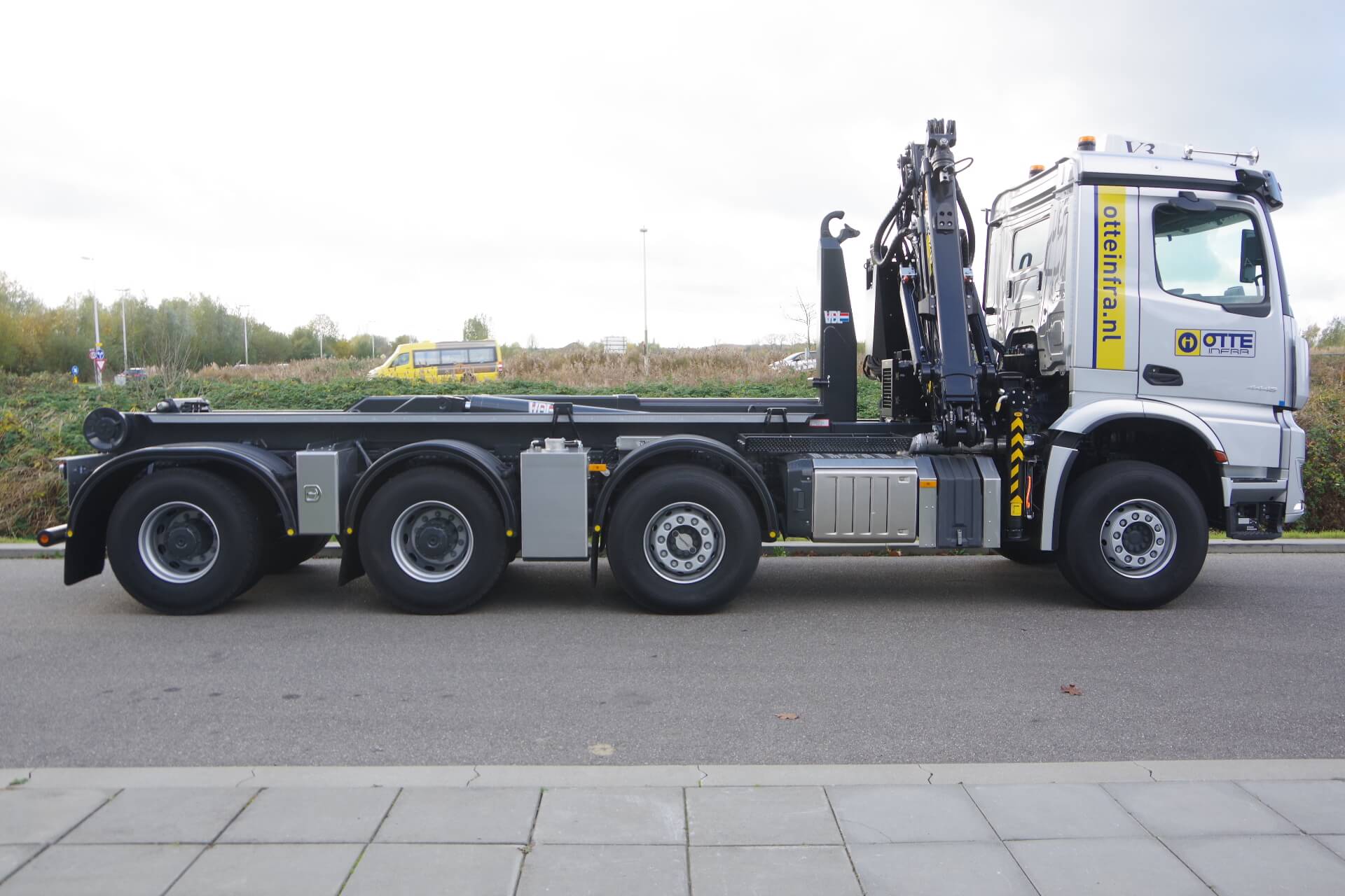 MERCEDES_WIDE-SPREAD_8x4_Otte rz